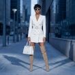 Modella con outfit indossato e inserita in location