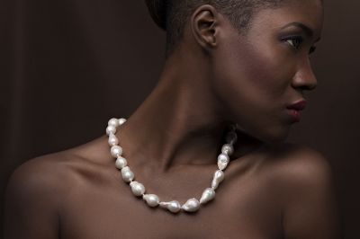 collana perle indossata still life jewellery