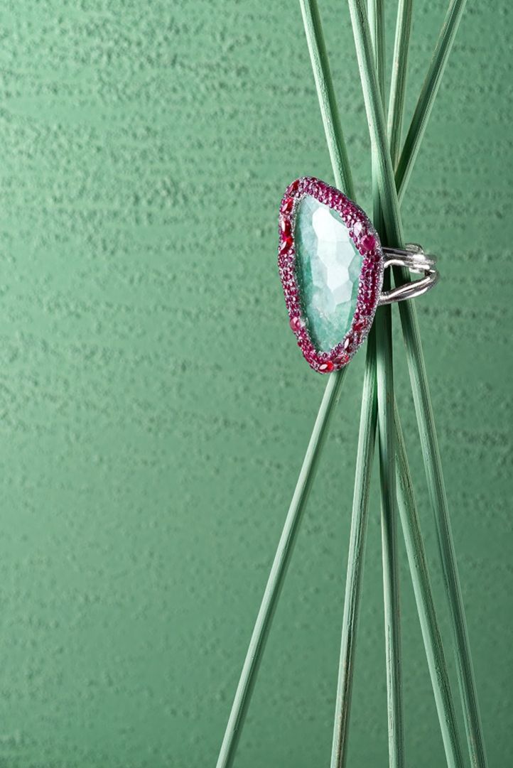 anello pietra verde e rubini still life jewellery